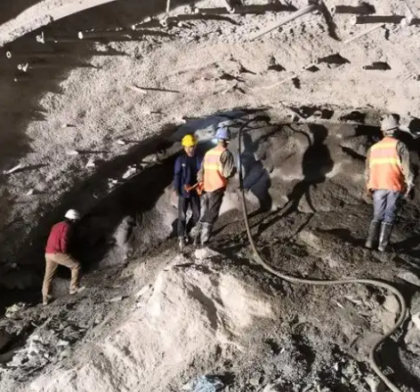 西和拱顶带模注浆料的施工流程及注意事项